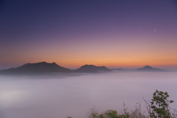 Obraz premium The skyline view and sunrise at mountain with lot of fog at Phu
