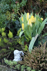 Mit Tulpen und Engel geschmücktes Grab