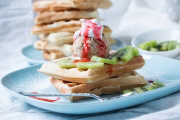 Waffeln mit veganem Schokoeis,Sojaschlagcreme, Kiwis und Erdbeersoße