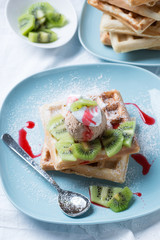Waffeln mit veganem Schokoeis,Sojaschlagcreme, Kiwis und Erdbeersoße