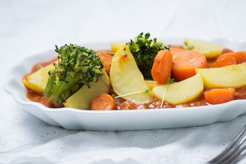 Vegane Hack-Tomaten-Soße mit Kartoffeln, Brokkoli und Karotten