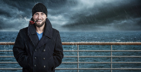 Kapitän gut gelaunt bei Wind und Regen 