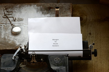 Morgen, Heute, Gestern, alte Schreibmaschine mit Botschaft und Taschenuhr