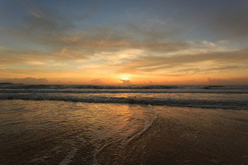 Naklejka premium beautiful sunset sky with colourful clouds on sea