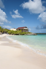Kuba, Karibik, Maria La Gorda: Wunderschöner kubanischer Strand im Norden der Insel - Haus, Palme, weißer Strand, blauer Himmel, Wolken 