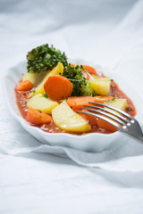 Vegane Hack-Tomaten-Soße mit Kartoffeln, Brokkoli und Karotten