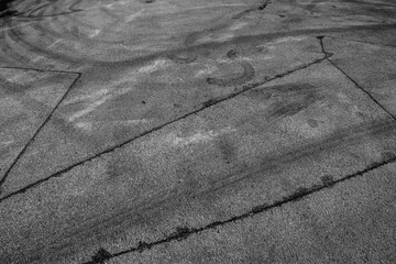 Parkplatz, Reifenspuren, schwarz weiß