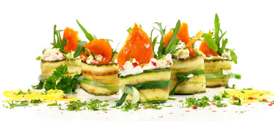 Räucherlachs Fingerfood mit Frischkäse, Salat und Zitrone - Freigestellt