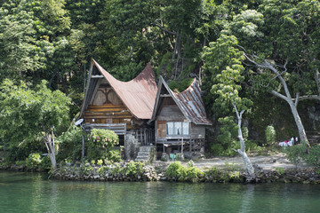 Casas de madera tradicional Batak del lago Toba, Sumatra, Indonesia. 