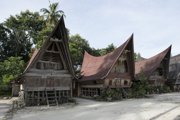 Casas de madera tradicional Batak del lago Toba, Sumatra, Indonesia. 