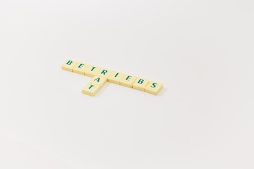 Spielsteine mit Text – Schlagzeile, Überschrift - Betriebsrat und Arbeitgeber, Begriffe im...