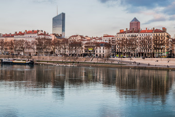 Obraz premium Vue générale de Lyon d'un pont sur le Rhône