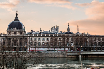 Presqu'ile de Lyon, Hôtel-Dieu  et Fourvière vu des quais du Rhône