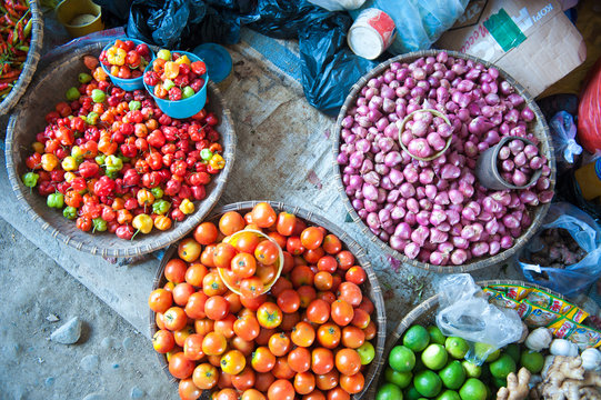 Markt mit Gem&uuml;se auf dem Boden in Rantepao, Sulawesi, Indonesien