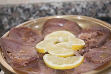 smoked tuna with slices of lemon