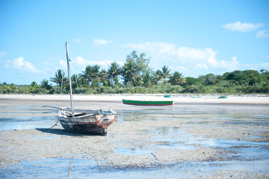 Schiff bei Ebbe am Strand bei Vilanculos, an der K&uuml;ste von Mosambik