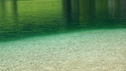 Wasser in den Seen der Alpen