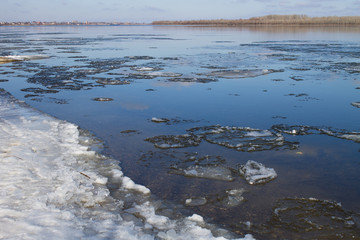 Волга весной