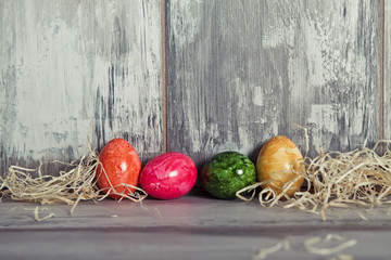 Uova colorati su legno