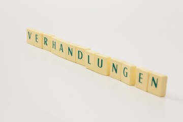 Spielsteine mit Text – Verhandlungen, ein Teil des täglichen politischen und geschäftlichen...