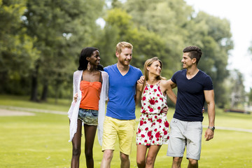 Obraz premium Young multiracial friends in the park