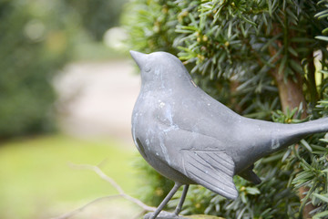 Vogel auf dem Grabstein