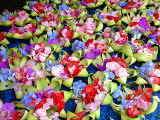 Fototapeta na wymiar Opferkörbchen mit Blumen, Bali, Indonesien