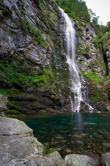 Fototapeta na wymiar Wasserfall im Valle Verzasca