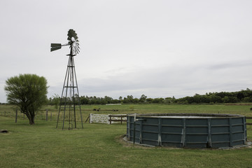 molino y tanque de agua