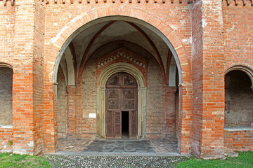 Fototapeta na wymiar abbazia di Abbadia Cerreto: vestibolo e portale