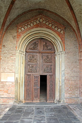 Fototapeta na wymiar abbazia di Abbadia Cerreto; portale della chiesa dei Santi Pietro e Paolo