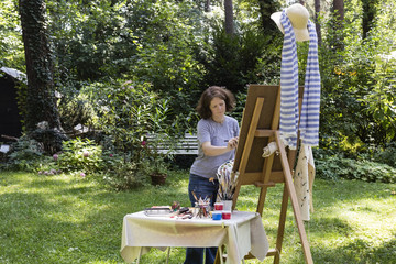 Frau malt, woman is painting