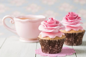 Naklejki  Cupcakes with sweet rose flowers