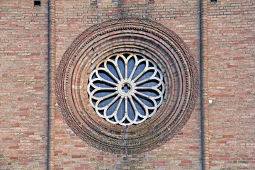 Fototapeta na wymiar Basilica degli Apostoli o di San Bassiano, Lodi Vecchio; rosone in facciata