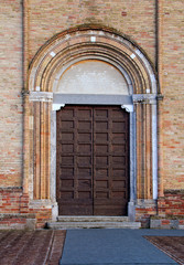Fototapeta na wymiar Basilica degli Apostoli o di San Bassiano, Lodi Vecchio; il portale