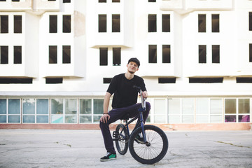 Obraz na płótnie Canvas Young BMX bicycle rider