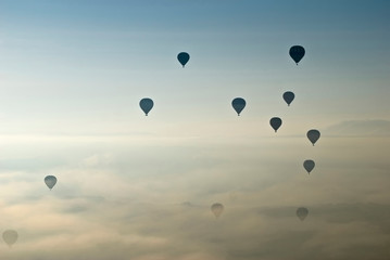 Balony na gorące powietrze latające na niebie Kapadocji.Turcja. - 102269282