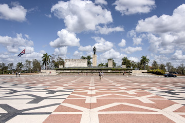Kuba, Santa Clara: Platz mit weltberühmtem Denkmal des Revolutionsführers Che Guevara mit Palmen und blauem Himmel im Hintergrund