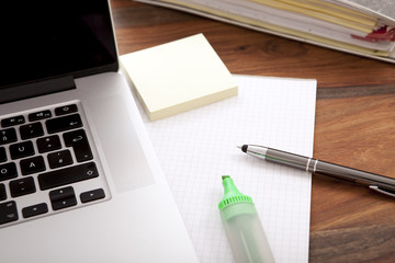 Büro Arbeitsplatz mit Laptop auf Schreibtisch 