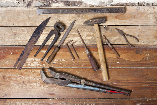 altes rostiges Werkzeug auf Holzboden 