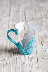taza fracturada y pegada