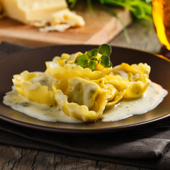 Tortelloni mit Käsesauce - tortellinis with cheese sauce