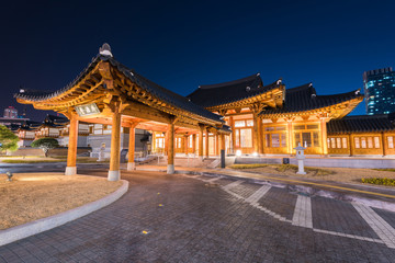 Obraz premium Incheon,Traditional Korean style architecture at night in Incheo
