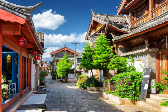 Fototapeta Scenic view of narrow street in the Old Town of Lijiang, China