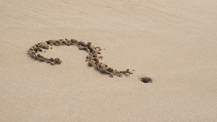 Fragezeichen im Sand