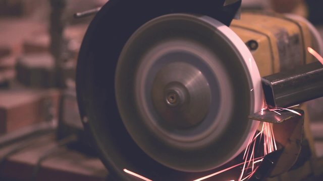 szlifowanie stalowego kontownika