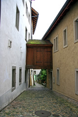 Fototapeta na wymiar Moving between buildings / Old street in Brugg (Switzerland)