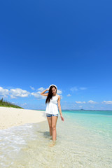Fototapeta na wymiar 美しい沖縄のビーチでくつろぐ女性
