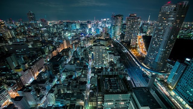 浜松町の世界貿易センタービル展望台からみえる電車と高速道路のある夜景のタイムラプス