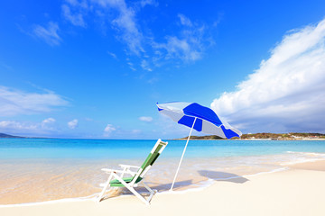 野甫島の美しい珊瑚の海と夏空